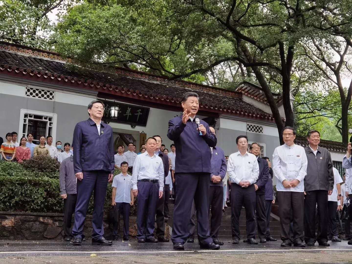 习主席走进岳麓书院.jpg